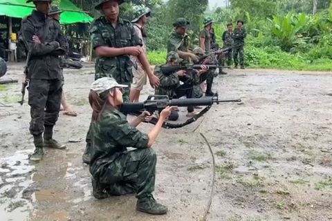 Kampf gegen Militärjunta: Junge Menschen in Myanmar greifen zur Waffe