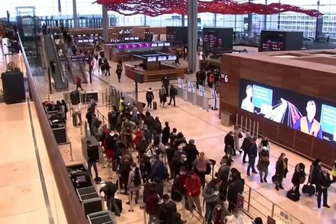 Video: Flugreisende freuen sich auf den Weihnachtsurlaub