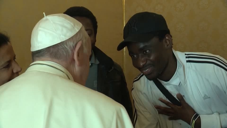 Video: Papst feiert 85. mit Flüchtlingen Video: Papst feiert 85. mit Flüchtlingen