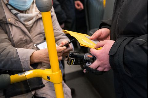 In der U-Bahn werden neben den Fahrkarten auch die Impfausweise kontrolliert