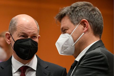 Bei Olaf Scholz (l.) und Robert Habeck droht erster Ampel-Krach