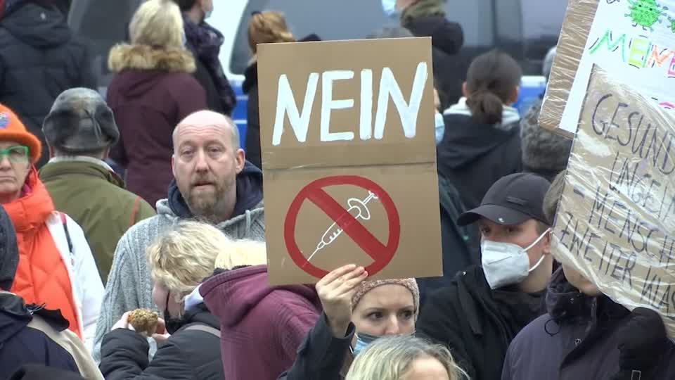 Video: Polizei löst Demo gegen Impfpflicht auf Video: Polizei löst Demo gegen Impfpflicht auf