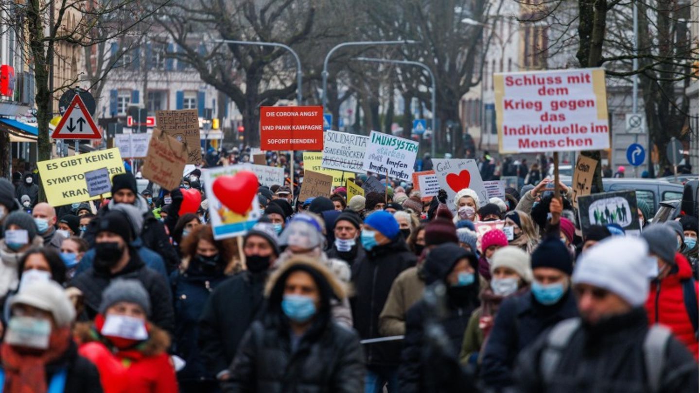 Menschen auf der Corona-Demo in Freiburg