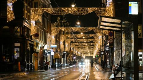 Leere Straßen in Amsterdam in den Abendstunden