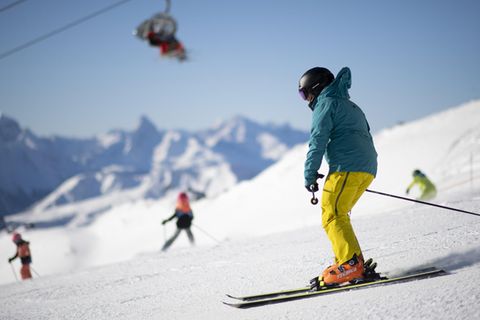 Ein Skifahrer im Schweizer Skigebiet Parsenn