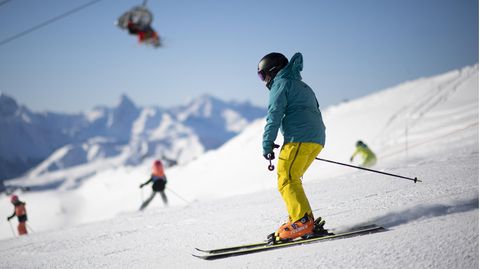 Ein Skifahrer im Schweizer Skigebiet Parsenn