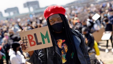 Eine Teilnehmerin auf einer Black-Lives-Matter-Demonstration in Köln im Juni 2020