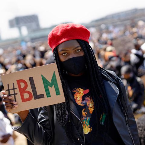 Eine Teilnehmerin auf einer Black-Lives-Matter-Demonstration in Köln im Juni 2020