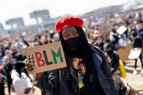 Eine Teilnehmerin auf einer Black-Lives-Matter-Demonstration in Köln im Juni 2020