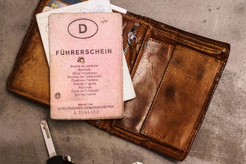 Ein alter Führerschein liegt auf einem Porte­mon­naie