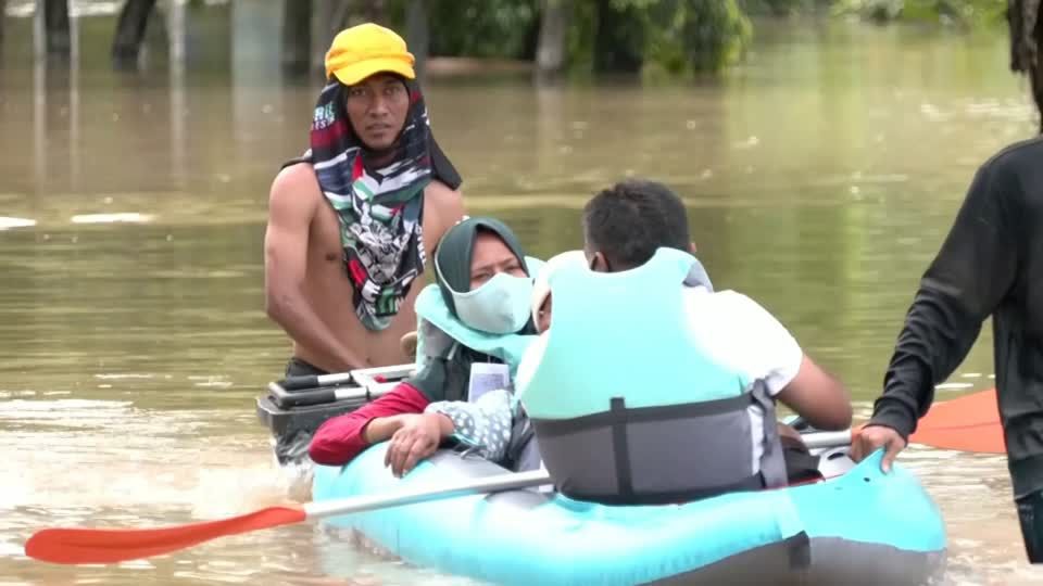 Video: Malaysia: Zehntausende fliehen vor Überschwemmungen Video: Malaysia: Zehntausende fliehen vor Überschwemmungen