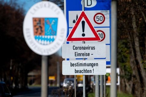 Ein Schild mit der Aufschrift "Coronavirus Einreisebestimmungen beachten" an der Grenze zu Deutschland in Bayern
