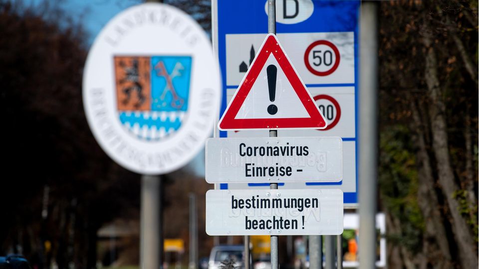 Ein Schild mit der Aufschrift "Coronavirus Einreisebestimmungen beachten" an der Grenze zu Deutschland in Bayern