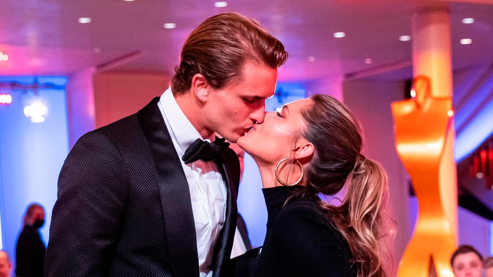 Alexander Zverev (l) küsst nach der Ehrung der "Sportler des Jahres 2021" Freundin Sophia Thomalla