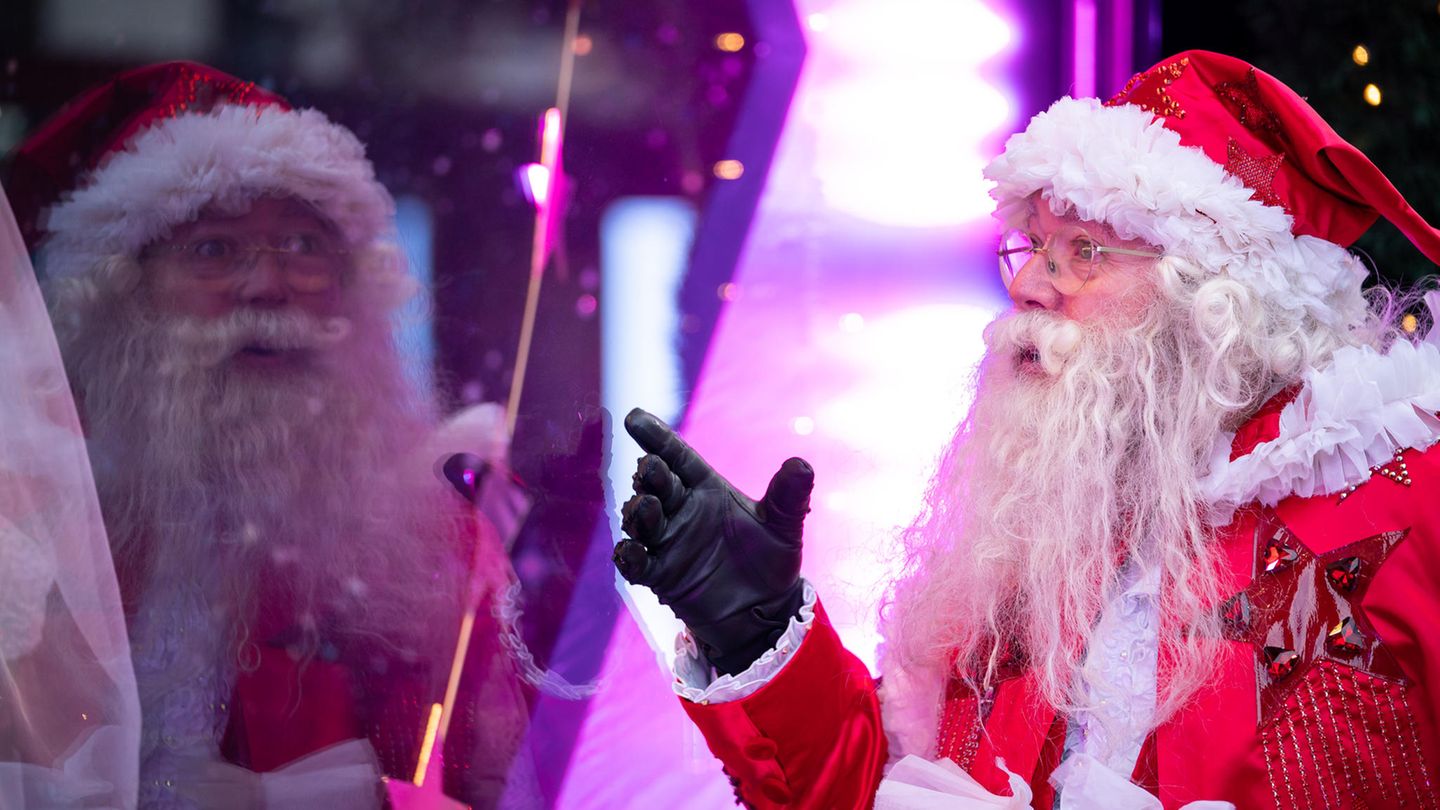 Ein als Weihnachtsmann verkleideter Mann steht vor dem Schaufenster des Kaufhauses Selfridges