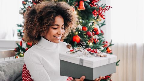 Ein Mädchen erhält ein Weihnachtsgeschenk
