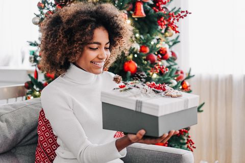 Ein Mädchen erhält ein Weihnachtsgeschenk