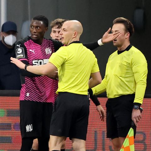 Schiedsrichter Nicolas Winter (2.v.r.) spricht mit dem Osnabrücker Profi Aaron Opoku