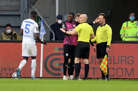 Schiedsrichter Nicolas Winter (2.v.r.) spricht mit dem Osnabrücker Profi Aaron Opoku
