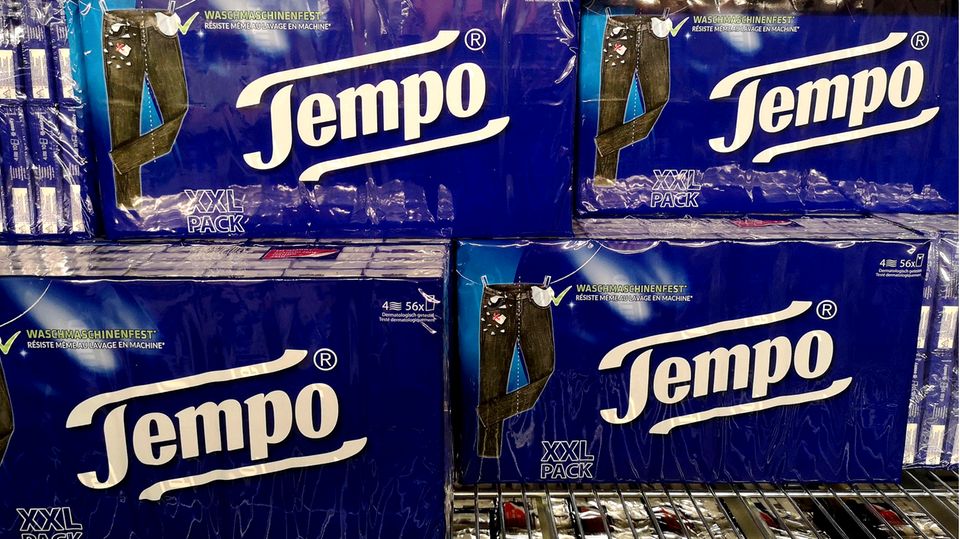 Tempo-Taschentücher in einem Supermarktregal.