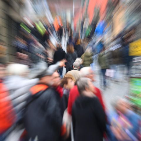 Menschen laufen durch die Innenstadt