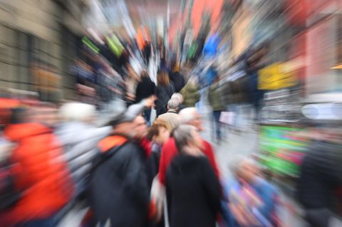 Menschen laufen durch die Innenstadt