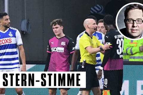 Schiedsrichter Nicolas Winter spricht mit dem Spieler Aaron Opoku