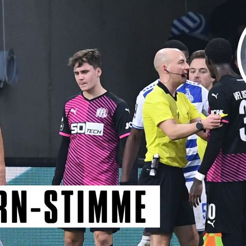 Schiedsrichter Nicolas Winter spricht mit dem Spieler Aaron Opoku