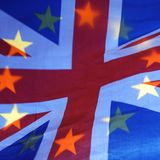 Die Sterne einer EU-Fahne scheinen durch einen Union Jack, die Fahne des Vereinigten Königreichs, Fahne hindurch