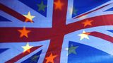 Die Sterne einer EU-Fahne scheinen durch einen Union Jack, die Fahne des Vereinigten Königreichs, Fahne hindurch