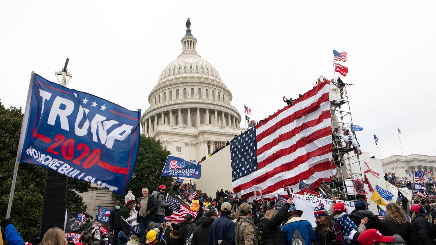06. Januar: Proteste am US-Kapitol – Kongresssitzungen überraschend unterbrochen Unterstützer von Präsident Donald Trump stehen vor dem US-Kapitol