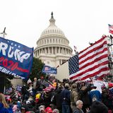 Unterstützer von Präsident Donald Trump stehen vor dem US-Kapitol