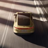 Der Nio ET5 auf der Straße. Das Heck erinnert ein wenig an Porsche.