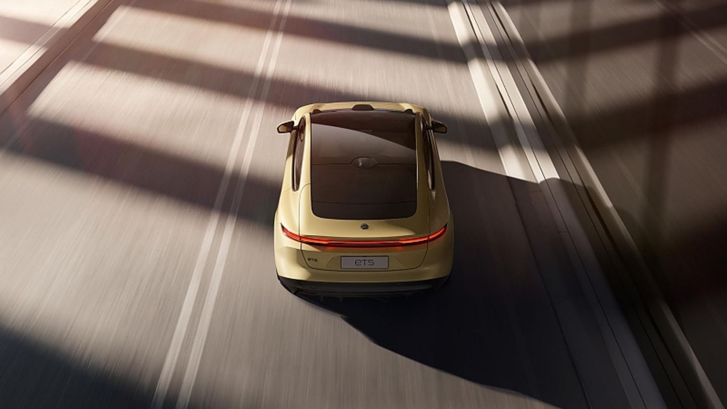 Der Nio ET5 auf der Straße. Das Heck erinnert ein wenig an Porsche.