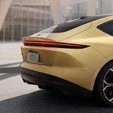 Die durchgezogenen LED-Lichter und der kleine Spoiler sind wohl die auffälligsten Merkmale des Nio ET5 am Heck.