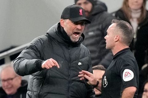 Jürgen Klopp (l.) redet auf Schiedsrichter Paul Tierney ein