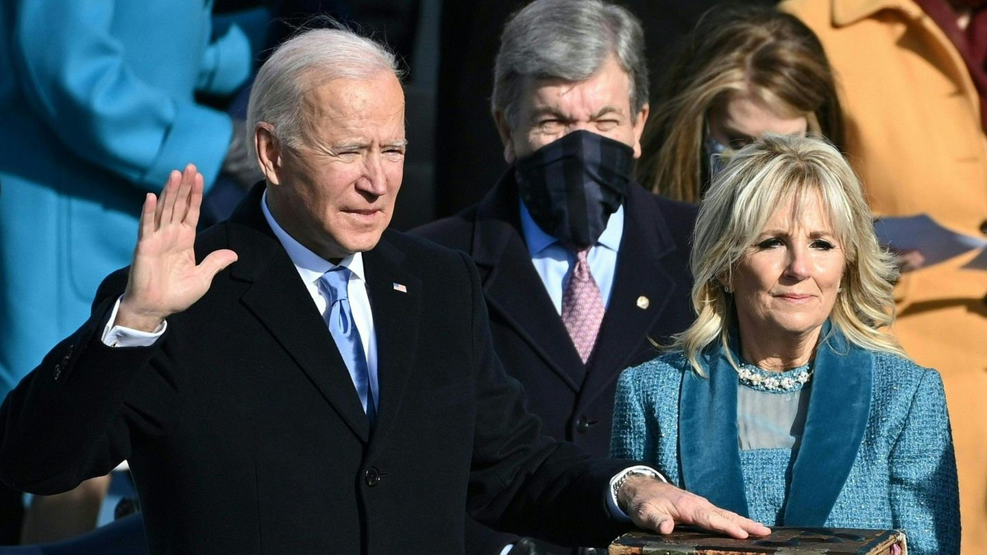 Joe Biden legt er neben der neuen US-First Lady Jill Biden den Amtseid ab