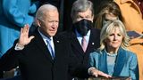 Joe Biden legt er neben der neuen US-First Lady Jill Biden den Amtseid ab