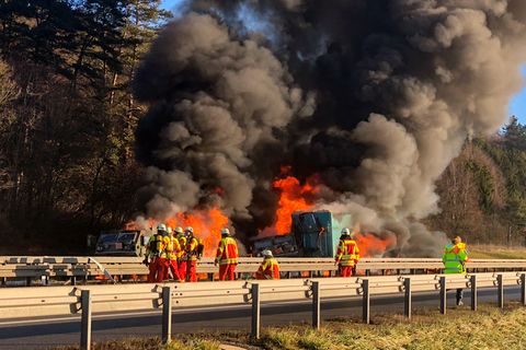 Schwerer Unfall auf der A3: Nachdem ein Lkw in einen Militärkonvoi krachte, fingen mehrere Fahrzeuge Feuer