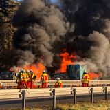Schwerer Unfall auf der A3: Nachdem ein Lkw in einen Militärkonvoi krachte, fingen mehrere Fahrzeuge Feuer