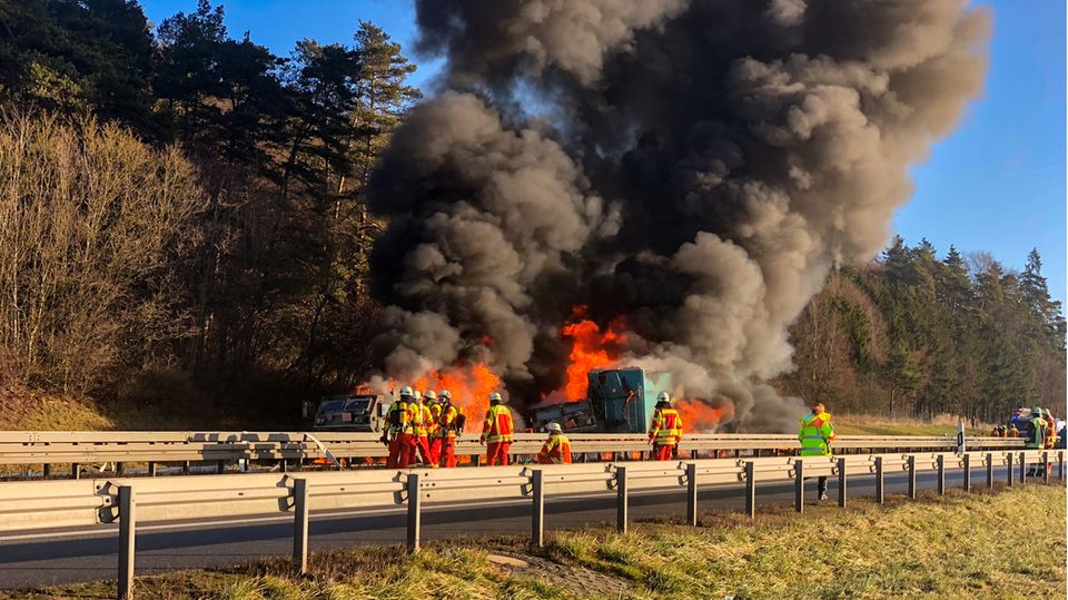 Schwerer Unfall auf der A3: Nachdem ein Lkw in einen Militärkonvoi krachte, fingen mehrere Fahrzeuge Feuer