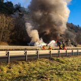 Eines der Fahrzeuge war ein Tanklaster. Nur mit Glück fing die Ladung kein Feuer.