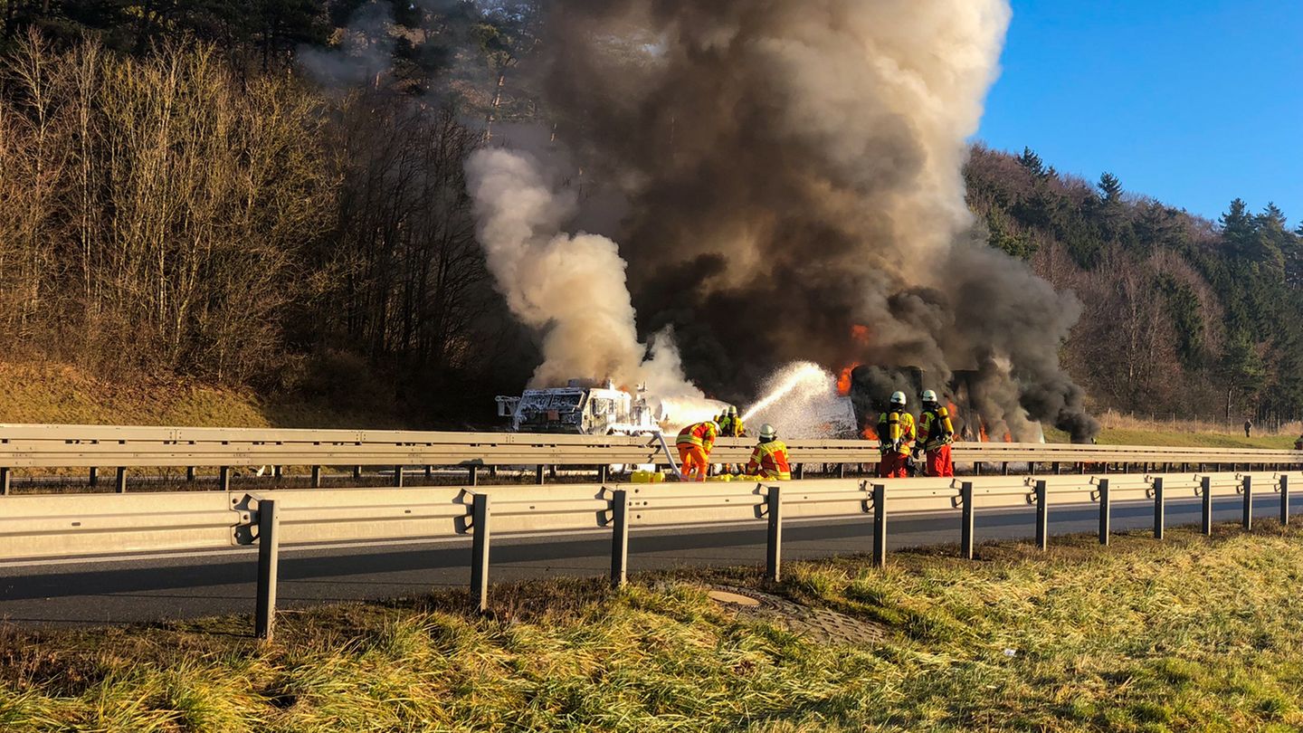 Eines der Fahrzeuge war ein Tanklaster. Nur mit Glück fing die Ladung kein Feuer.