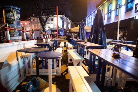 Leere Tische und Bänke vor einem Klub auf dem Hamburger Kiez