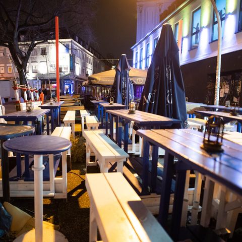 Leere Tische und Bänke vor einem Klub auf dem Hamburger Kiez