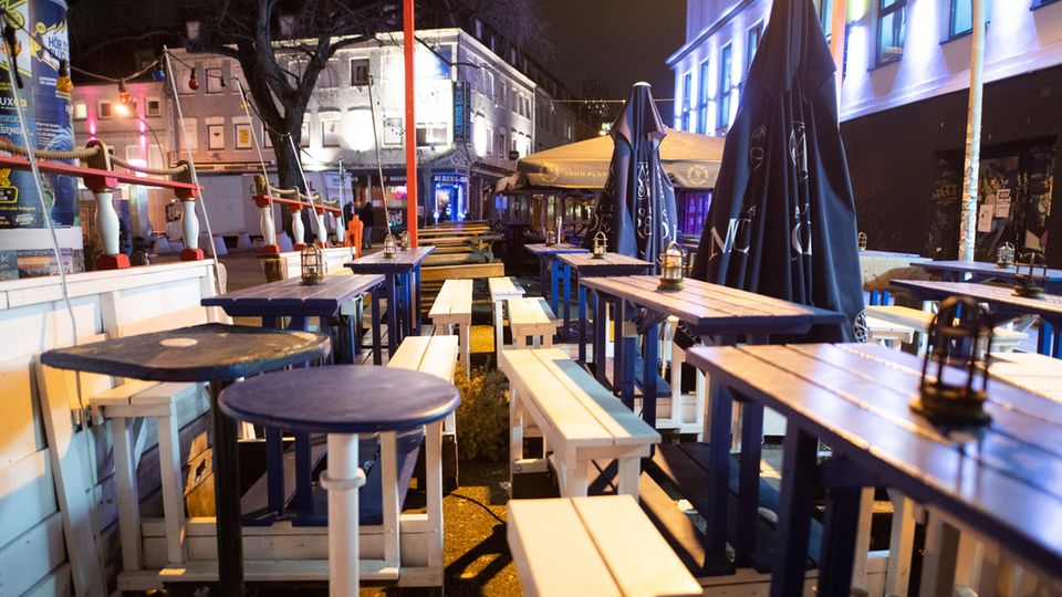 Leere Tische und Bänke vor einem Klub auf dem Hamburger Kiez