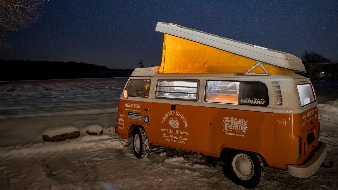 Der Bulli nachts im Schnee