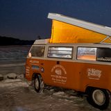 Der Bulli nachts im Schnee