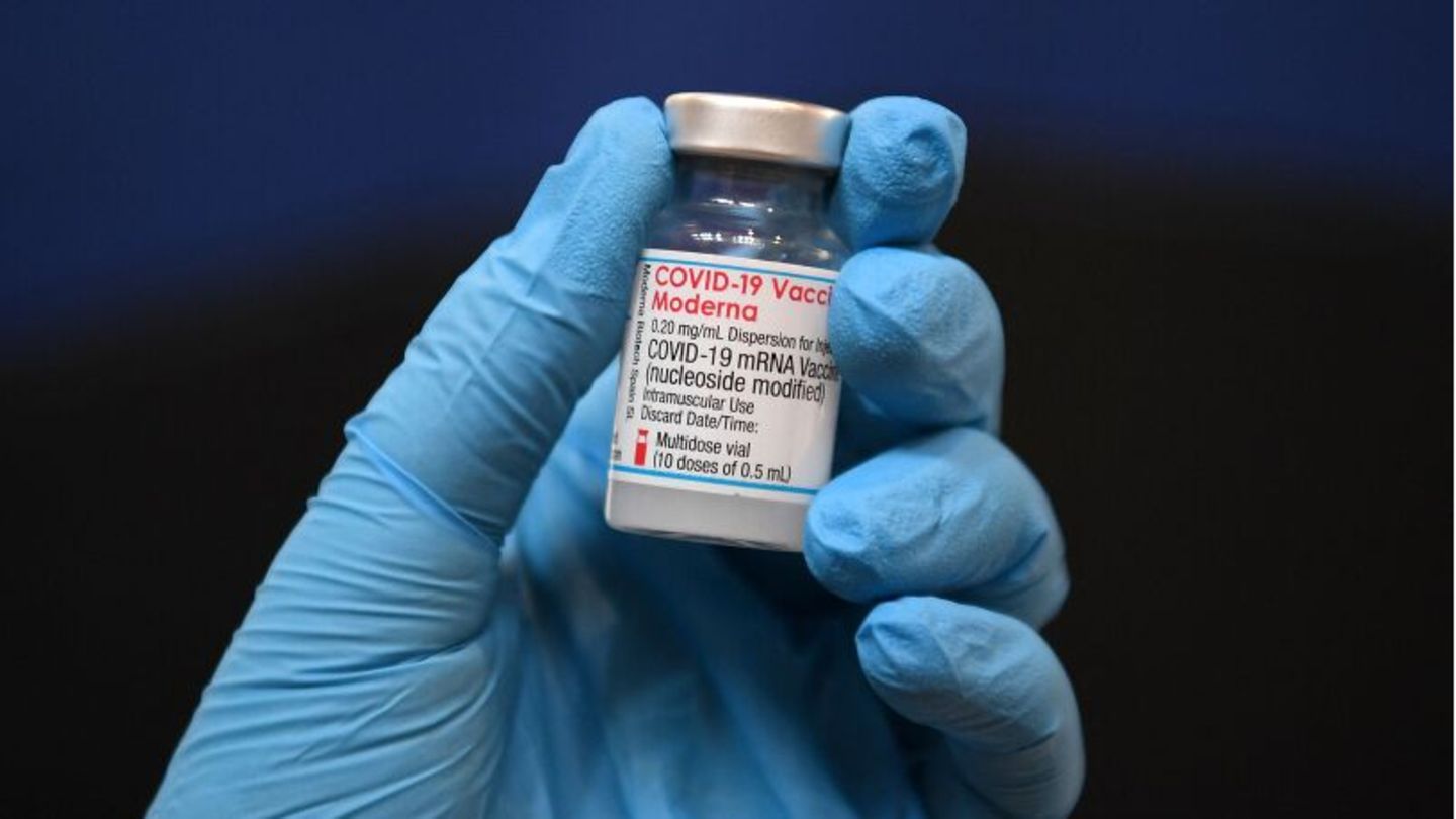 Eine Flasche mit dem Impfstoff von Moderna gegen Corona