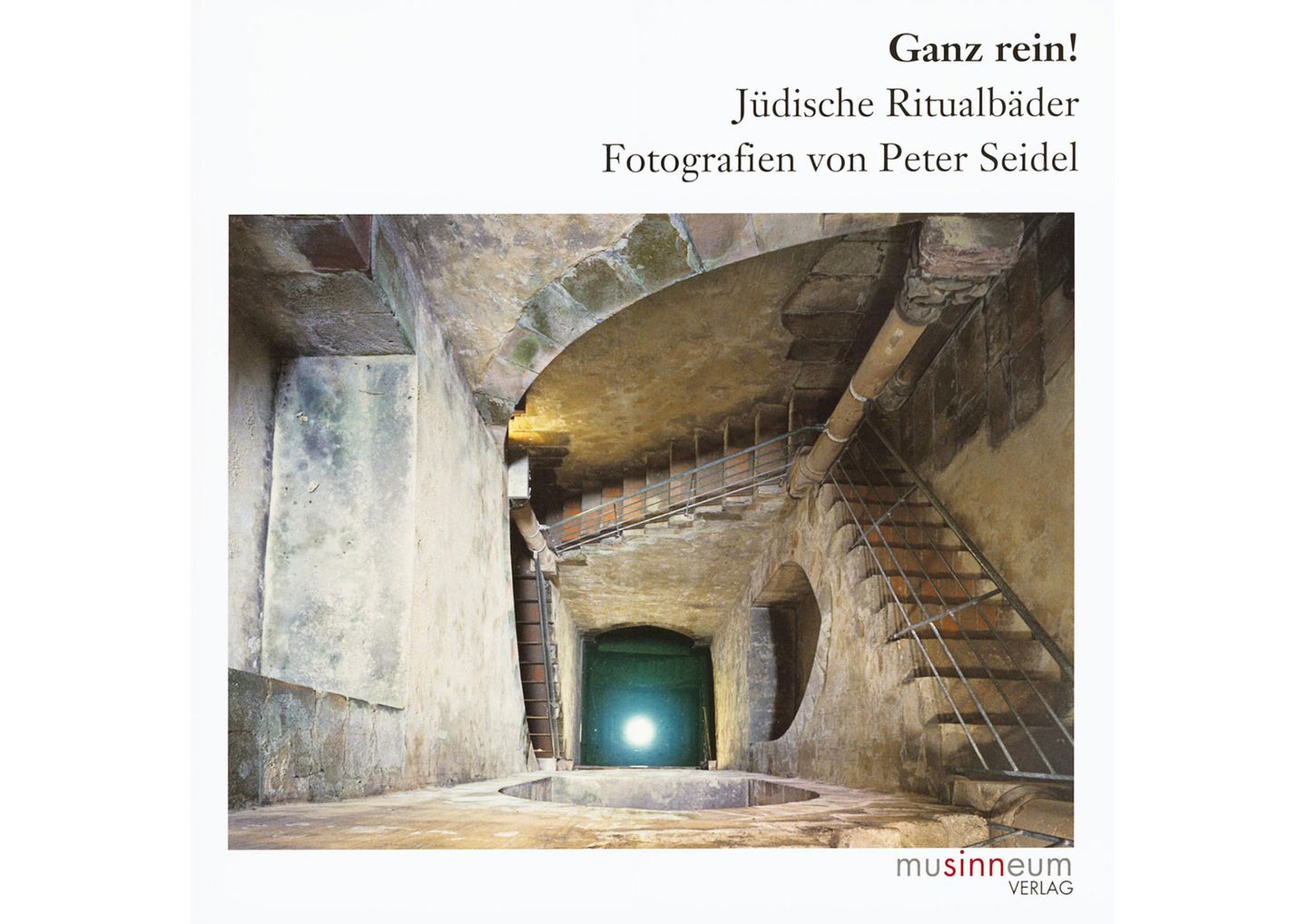 Der Ausstellungskatalog "Ganz rein! Jüdische Ritualbäder" Fotografien von Peter Seidel ist im Musinneum Verlag erschienen, 132 Seiten. Preis: 17,50 inkl. Versand. Zu beziehen unter mail(at)peterseidel.de